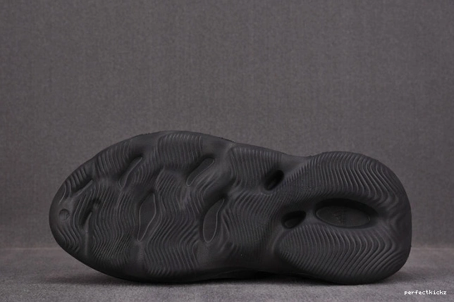 HP8739 Yeezy RNNR Onyx Adidas Foam 0809